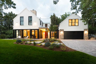 Modelo de fachada de casa blanca de estilo de casa de campo de dos plantas con tejado de metal y tejado a dos aguas
