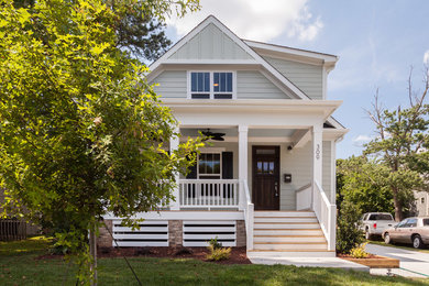 Mittelgroßes, Zweistöckiges Einfamilienhaus mit Faserzement-Fassade, grüner Fassadenfarbe, Pultdach und Schindeldach in Raleigh