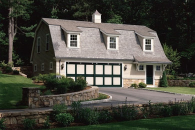 Ejemplo de fachada beige de estilo de casa de campo de dos plantas con revestimientos combinados y tejado a doble faldón