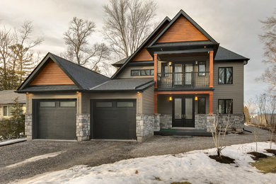 Zweistöckiges Uriges Einfamilienhaus mit Mix-Fassade, grauer Fassadenfarbe, Walmdach und Schindeldach in Toronto