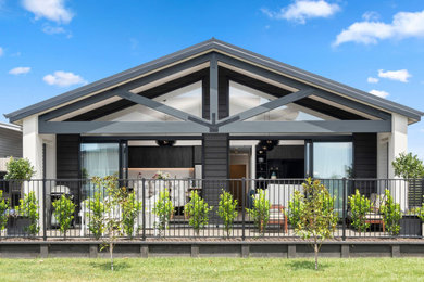 Einstöckiges Modernes Einfamilienhaus mit Mix-Fassade und bunter Fassadenfarbe in Sonstige