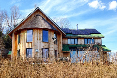 Cette image montre une façade de maison chalet en bois à un étage avec un toit à deux pans.