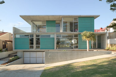 Стильный дизайн: трехэтажный частный загородный дом в стиле модернизм с облицовкой из бетона и плоской крышей - последний тренд