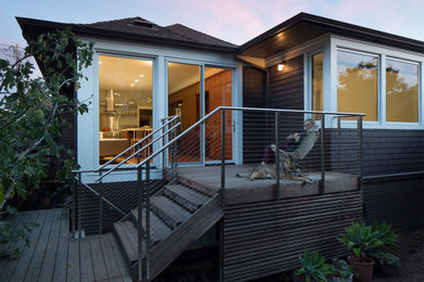 Aménagement d'une façade de maison marron contemporaine en bois de taille moyenne et de plain-pied.