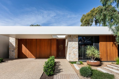 Mittelgroßes, Zweistöckiges Modernes Haus mit Flachdach, Blechdach und bunter Fassadenfarbe in Adelaide