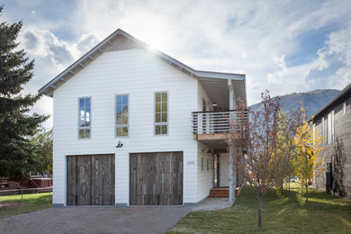 Mittelgroße, Zweistöckige Country Holzfassade Haus mit weißer Fassadenfarbe und Satteldach in Jackson