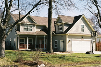 Imagen de fachada de casa gris tradicional de tamaño medio de dos plantas con revestimiento de madera, tejado a dos aguas y tejado de teja de madera