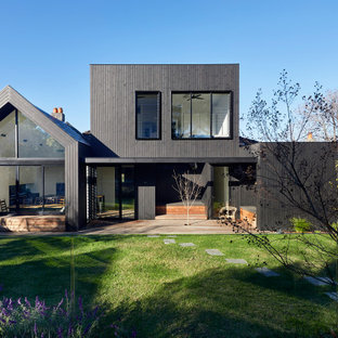 Großes, Zweistöckiges, Braunes, Braunes Modernes Einfamilienhaus mit Mix-Fassade, Halbwalmdach, Misch-Dachdeckung und Wandpaneelen in Melbourne