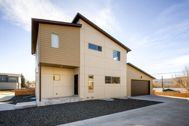 Ejemplo de fachada de casa bifamiliar beige minimalista de tamaño medio de dos plantas con revestimiento de aglomerado de cemento, tejado de un solo tendido y tejado de teja de madera