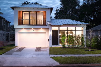 Modelo de fachada blanca contemporánea de tamaño medio de dos plantas con revestimiento de estuco y tejado a cuatro aguas