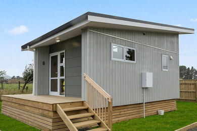 Kleines, Einstöckiges Modernes Tiny House mit Mix-Fassade, grauer Fassadenfarbe, Pultdach und Blechdach in Wellington