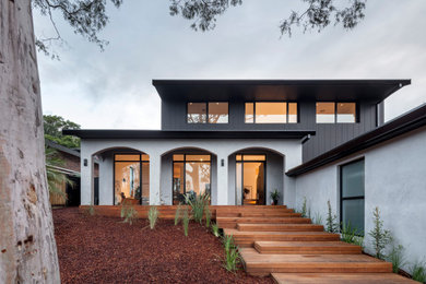 Modelo de fachada de casa gris moderna grande de dos plantas con tejado plano y tejado de varios materiales