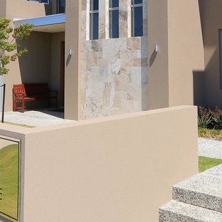Imagen de fachada de casa beige, contemporánea, grande, de dos plantas, con revestimiento de hormigón y tejado plano