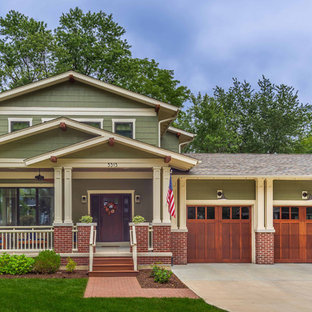 Mittelgroßes, Zweistöckiges, Grünes Klassisches Einfamilienhaus mit Faserzement-Fassade, Satteldach und Schindeldach in Chicago