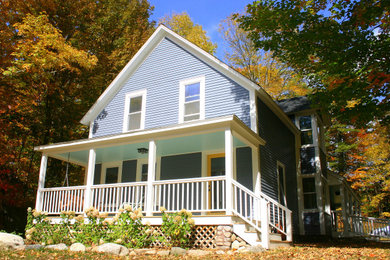 Mid-sized cottage two-story wood house exterior photo in Boston