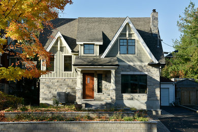 Cette image montre une façade de maison craftsman.