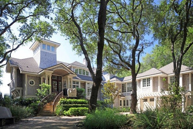 Großes, Zweistöckiges Klassisches Einfamilienhaus mit Faserzement-Fassade, grauer Fassadenfarbe, Satteldach und Schindeldach in Charleston