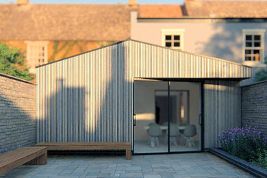 Ejemplo de fachada de casa pareada gris escandinava de tamaño medio de una planta con revestimiento de madera, tejado de un solo tendido y tejado de varios materiales