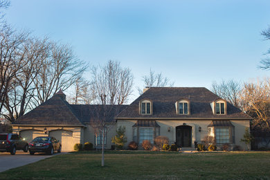 Exemple d'une grande façade de maison beige chic en brique à un étage avec un toit à quatre pans et un toit en shingle.