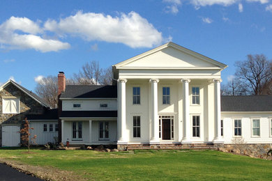 Diseño de fachada de casa blanca clásica de dos plantas con revestimiento de madera, tejado a dos aguas y tejado de teja de madera