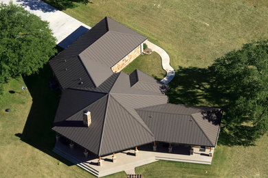 Modelo de fachada de casa tradicional grande de una planta con tejado a dos aguas y tejado de metal