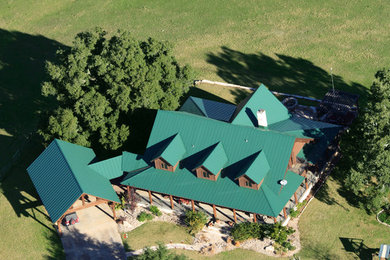 Modelo de fachada de casa marrón rural grande de dos plantas con revestimiento de madera, tejado a dos aguas y tejado de metal