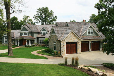 Exemple d'une grande façade de maison verte chic en bois à un étage avec un toit à deux pans.