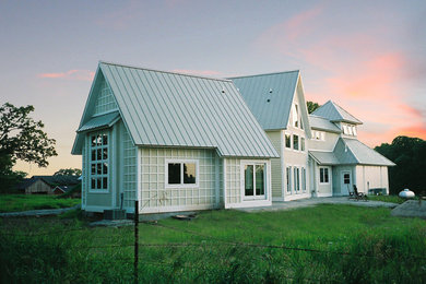 Modelo de fachada de estilo de casa de campo de tamaño medio de dos plantas con revestimientos combinados