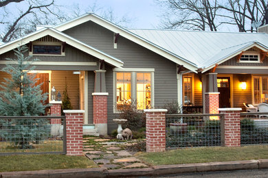 Esempio della villa marrone american style a un piano di medie dimensioni con rivestimento con lastre in cemento, tetto a capanna e copertura in metallo o lamiera