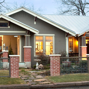 Inspiration för ett mellanstort amerikanskt brunt hus, med allt i ett plan, fiberplattor i betong, sadeltak och tak i metall