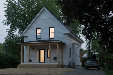 Источник вдохновения для домашнего уюта: маленький, двухэтажный, деревянный, белый дом в стиле кантри с двускатной крышей для на участке и в саду