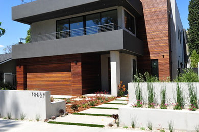 Imagen de fachada de casa multicolor contemporánea grande de dos plantas con revestimientos combinados