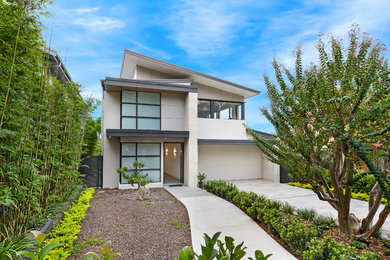 Mittelgroßes, Zweistöckiges Modernes Einfamilienhaus mit Faserzement-Fassade, Flachdach und Blechdach in Sydney