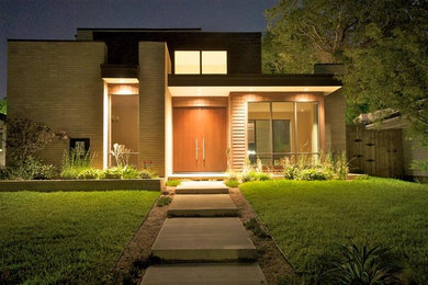 Источник вдохновения для домашнего уюта: большой, двухэтажный, разноцветный частный загородный дом в стиле модернизм с комбинированной облицовкой и плоской крышей