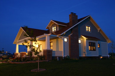 Imagen de fachada de casa de estilo americano de tamaño medio de dos plantas con revestimiento de aglomerado de cemento, tejado a dos aguas y tejado de teja de madera