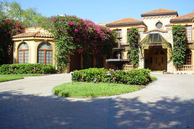Imagen de fachada beige mediterránea grande de dos plantas con revestimiento de estuco