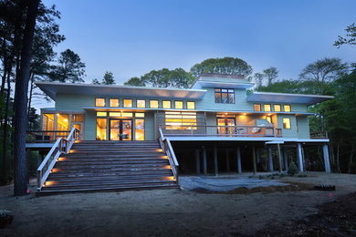 Zweistöckiges, Großes Modernes Einfamilienhaus mit grüner Fassadenfarbe, Faserzement-Fassade, Flachdach und Blechdach in Washington, D.C.