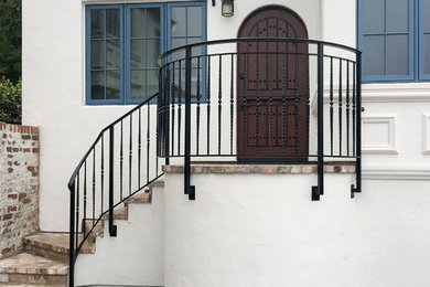 Immagine della villa piccola bianca mediterranea a un piano con rivestimento in stucco, tetto piano e copertura mista