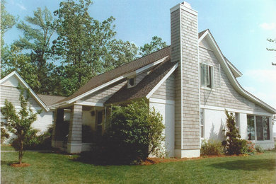 Foto de fachada de casa gris de estilo americano de tamaño medio de dos plantas con revestimiento de madera, tejado a dos aguas y tejado de teja de madera