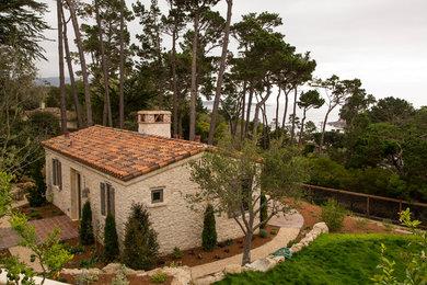 Modelo de fachada beige mediterránea de una planta con revestimiento de piedra y tejado a dos aguas