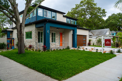 Foto de fachada de casa minimalista de dos plantas con revestimiento de ladrillo