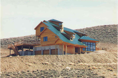 Inspiration pour une grande façade de maison marron design en bois à deux étages et plus.