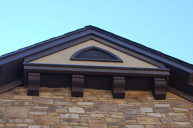 Imagen de fachada de casa beige rústica de tamaño medio de dos plantas con revestimientos combinados, tejado a dos aguas y tejado de teja de madera