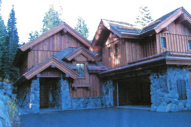 Imagen de fachada de estilo americano grande de dos plantas con revestimiento de madera