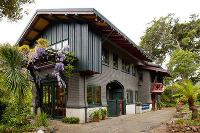 サンフランシスコにあるトラディショナルスタイルのおしゃれな家の外観 (コンクリートサイディング) の写真