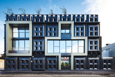 Dreistöckiges Modernes Haus mit schwarzer Fassadenfarbe und Flachdach in Melbourne