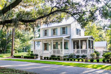 Example of an exterior home design in Charleston