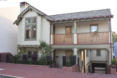 Diseño de fachada de casa pareada gris de estilo americano grande de dos plantas con revestimiento de madera, tejado a cuatro aguas y tejado de teja de madera