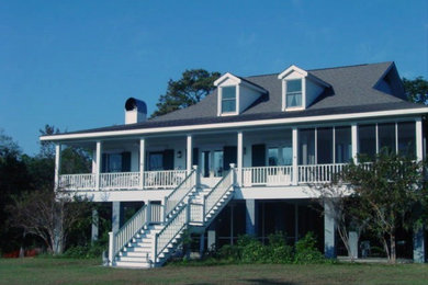 Cette image montre une façade de maison blanche ethnique en bois de taille moyenne et à un étage.