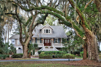 Diseño de fachada beige de estilo americano extra grande de dos plantas con tejado plano y revestimiento de madera